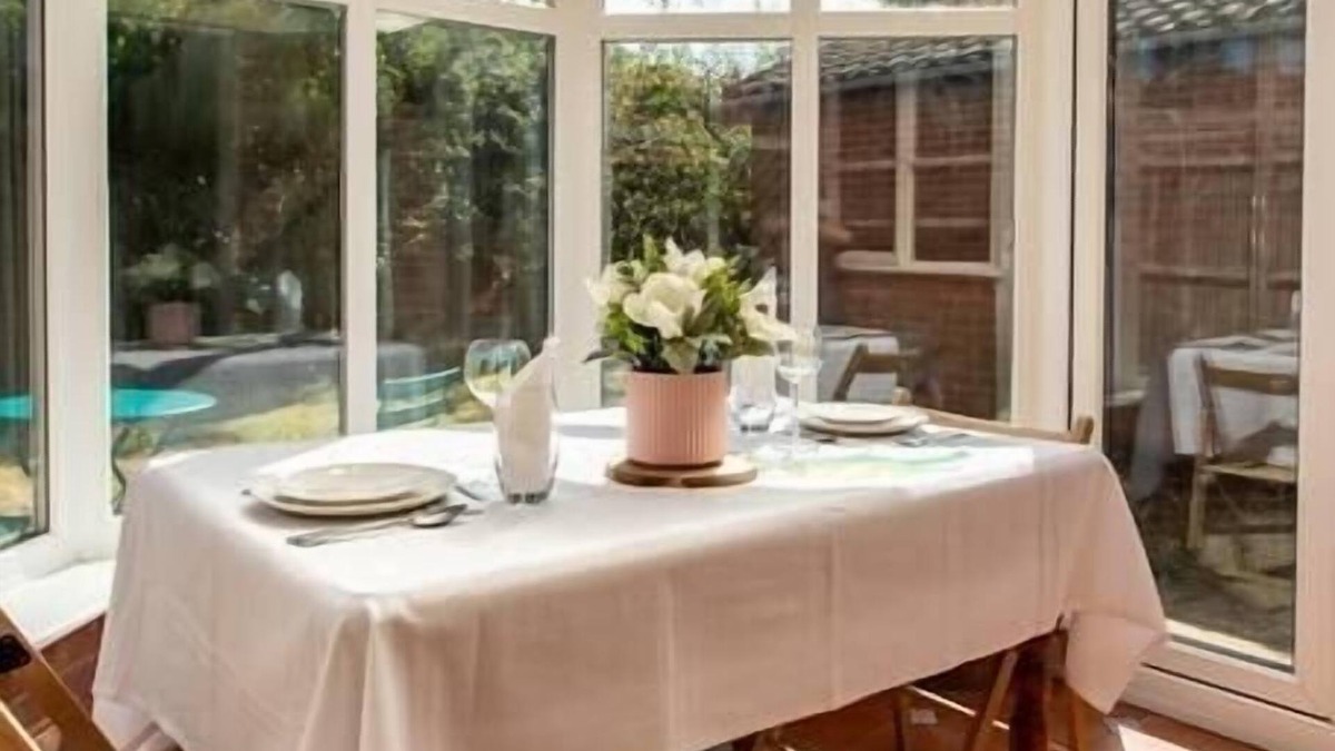 Runnymede House | Cosy Homely House with Conservatory and Garden