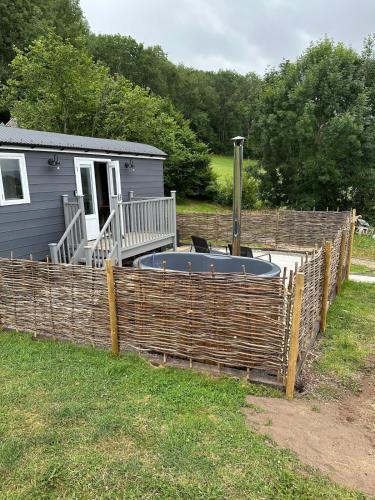 Tenbury Wells House | Cosy Hut Immersed in Nature with Private Hot Tub