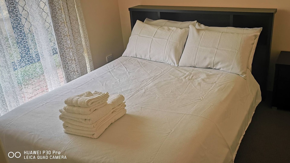 Kelmscott Villa | Cosy Kelmscott Holiday Home Full airconditioned bedrooms for your comfort