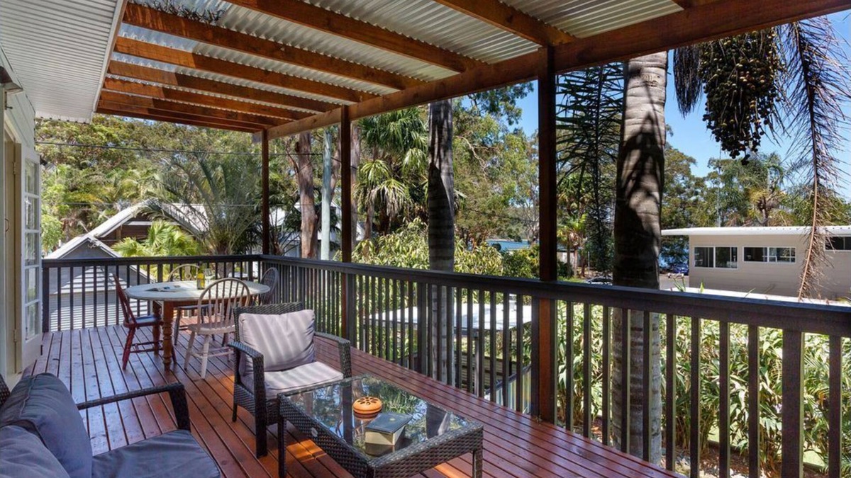 Smiths Lake Cottage | Cosy Lakeside Cottage, Pet Friendly and very close to Surf Beaches, Club & Cafes
