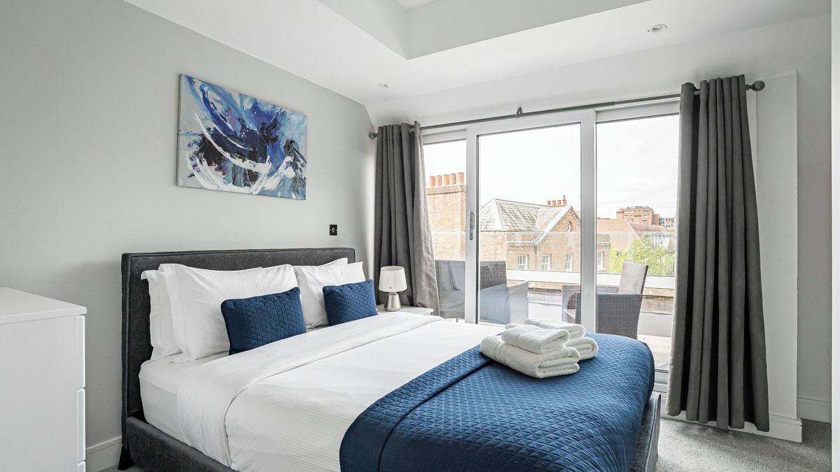Hanger Hill Apartment | Cosy Large Penthouse Apartment, 5 Minutes to Ealing Broadway Station