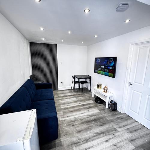 North End Apartment | Cosy London Base 1 Bedroom Sofa Bed Sleeps 4 and Free Parking