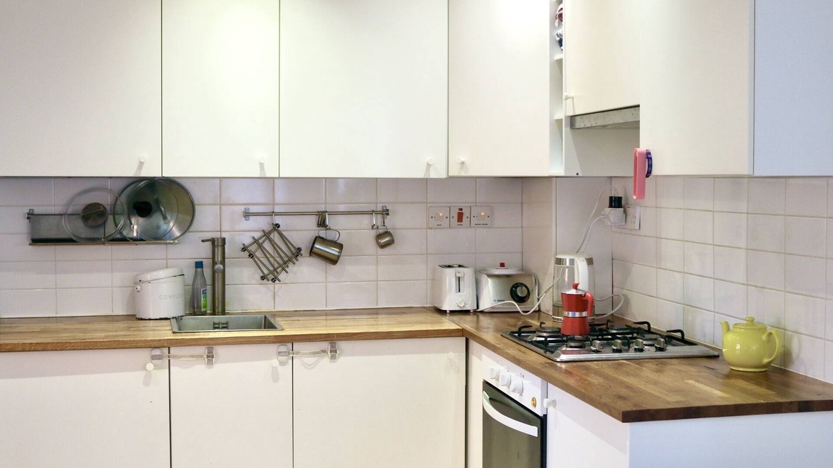 Custom House House | Cosy London home with workspace and garden.