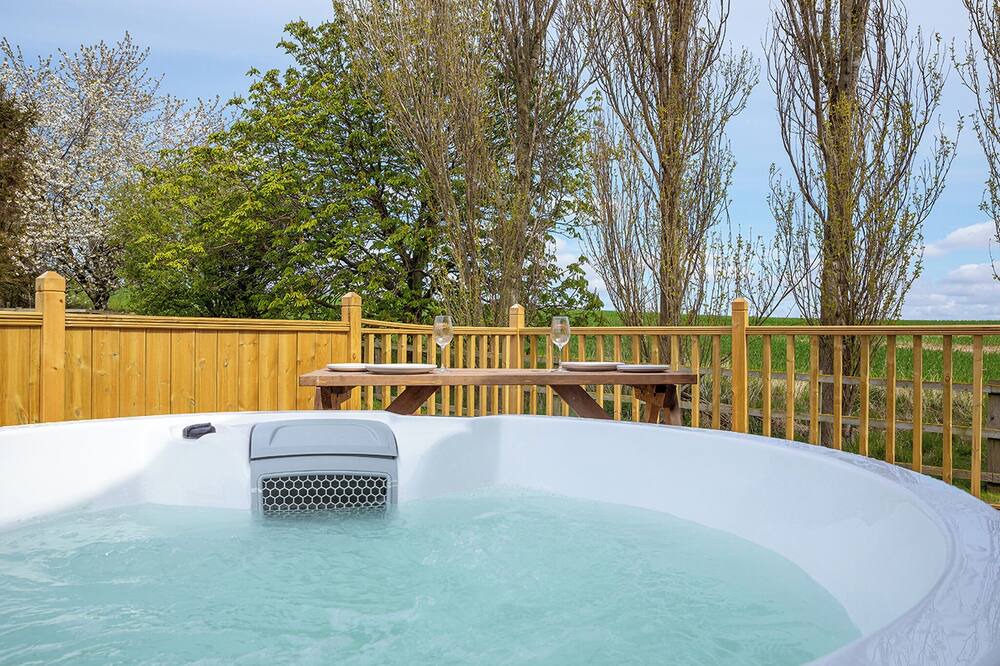 Hutton Rudby Ski Chalet | Cosy micro lodge, perfect for a romantic or family retreat.