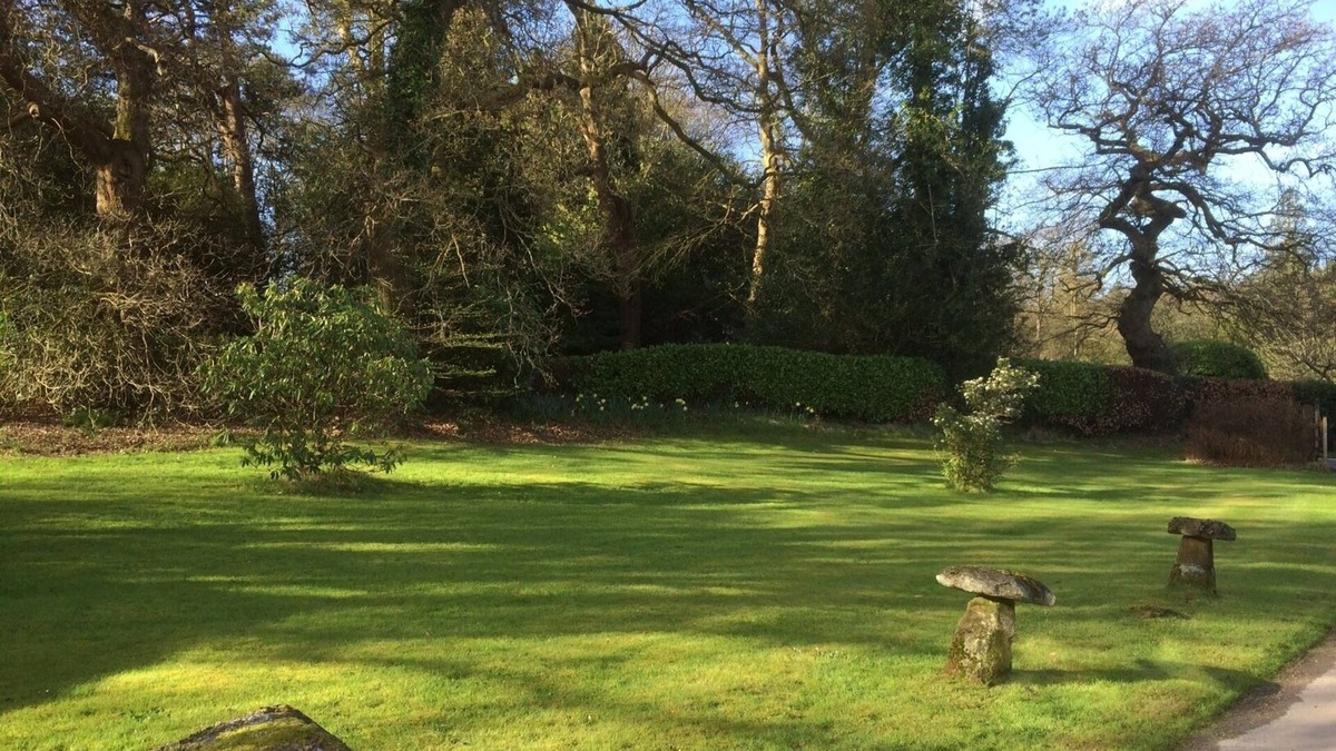 Holmbury St Mary Cottage | Cosy, one bedroomed 'cottage' on quiet farm within the centre of the village.
