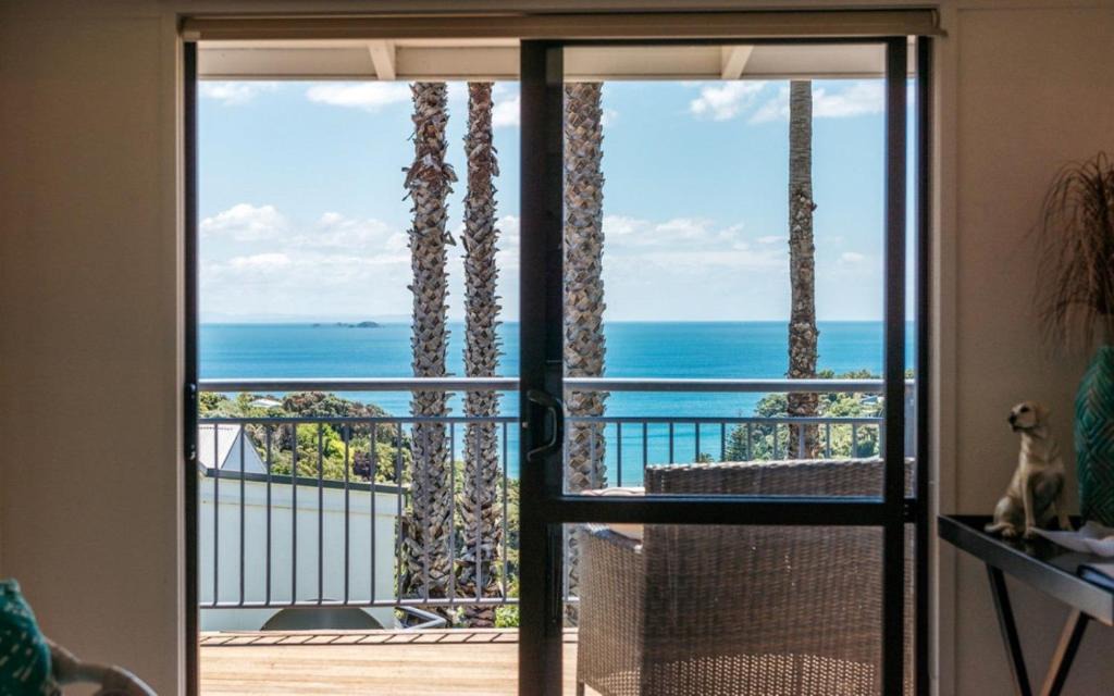 Palm Beach Villa | Cosy Palm Beach Cottage with Spectacular Seaviews