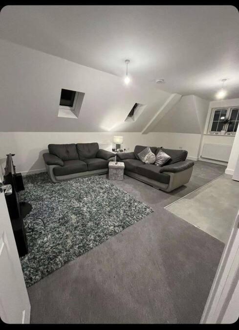 Caterham Apartment | Cosy penthouse suit