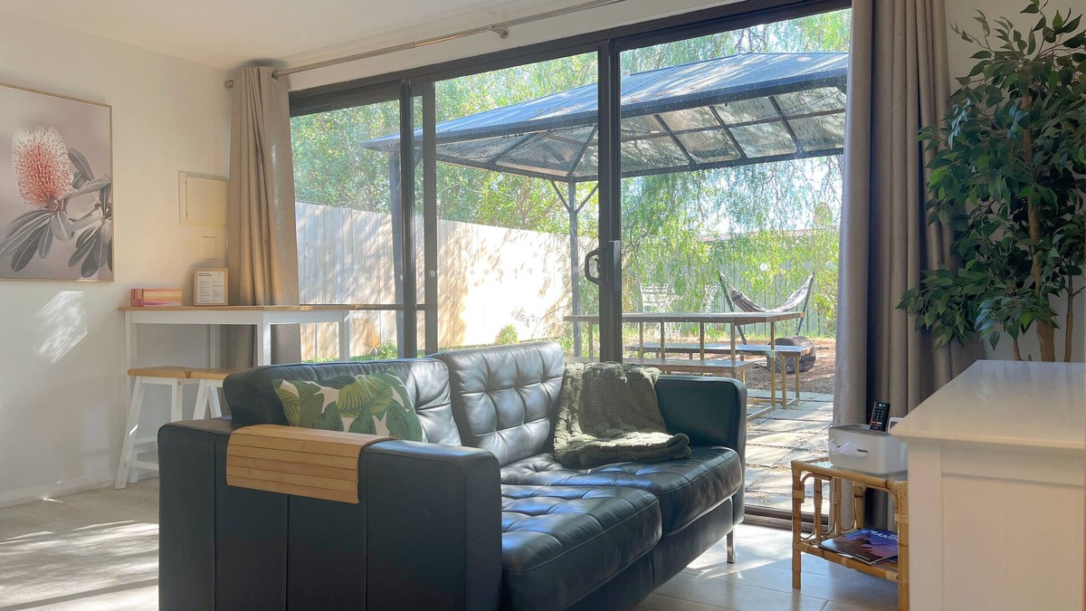 Safety Bay Apartment | Cosy PepperTree Studio in Rockingham with AC, WiFi