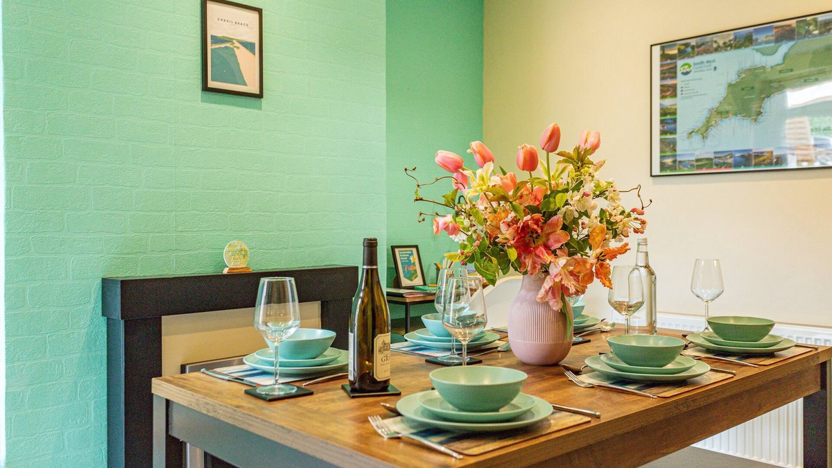 Portland House | Cosy Portland Cottage | Sea Views, Walk to Beach & Coastal Path, Dog Friendly