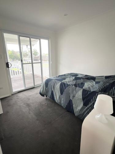 South Wentworthville House | Cosy Queen Room with Balcony Access and Pool - SW6