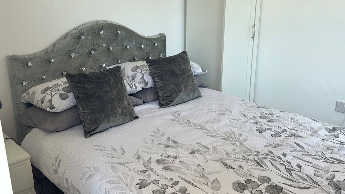 Eastbourne Cabin | Cosy quiet self contained private cabin at the foot of the downs.