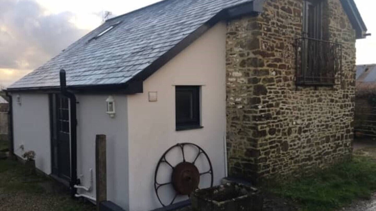 Holsworthy House | Cosy, quiet space in pretty countryside with access to fields. 20 mins to coast.