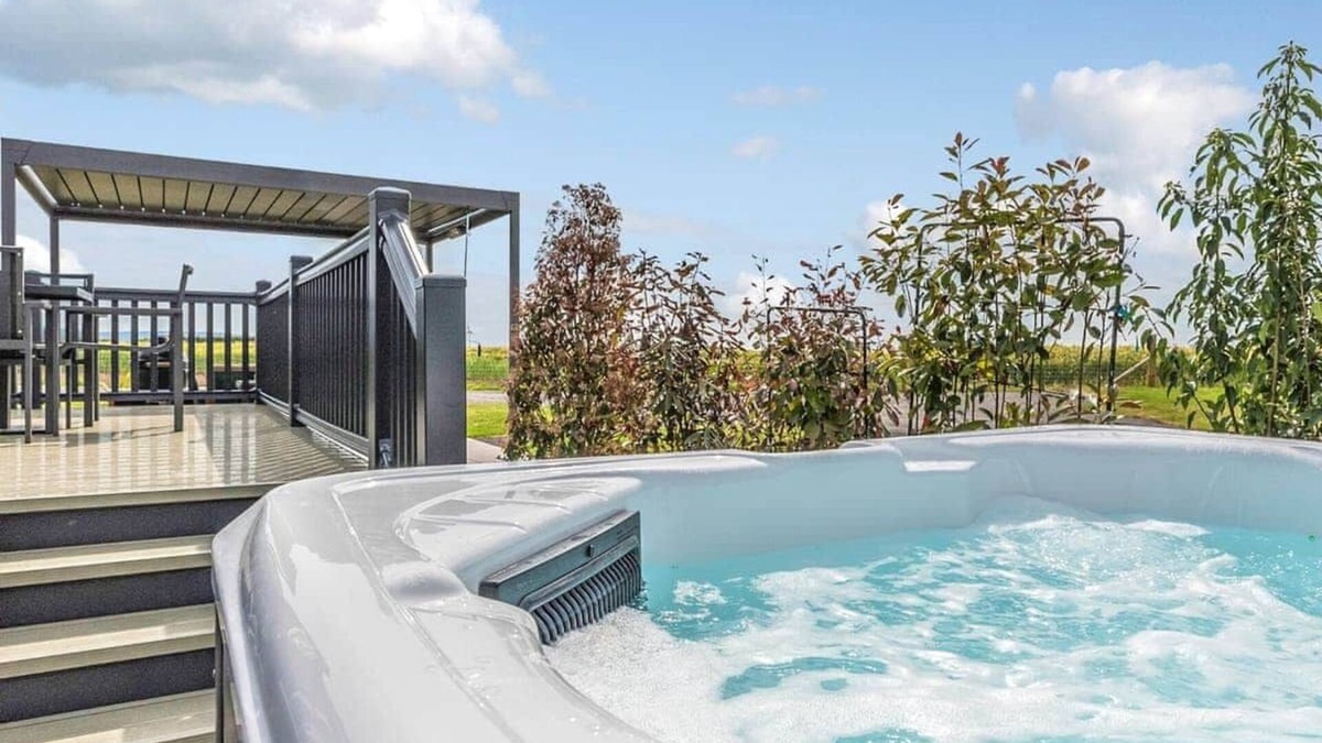 Carlton-in-Cleveland House | Cosy retreat lodge with master double with en suite shower.