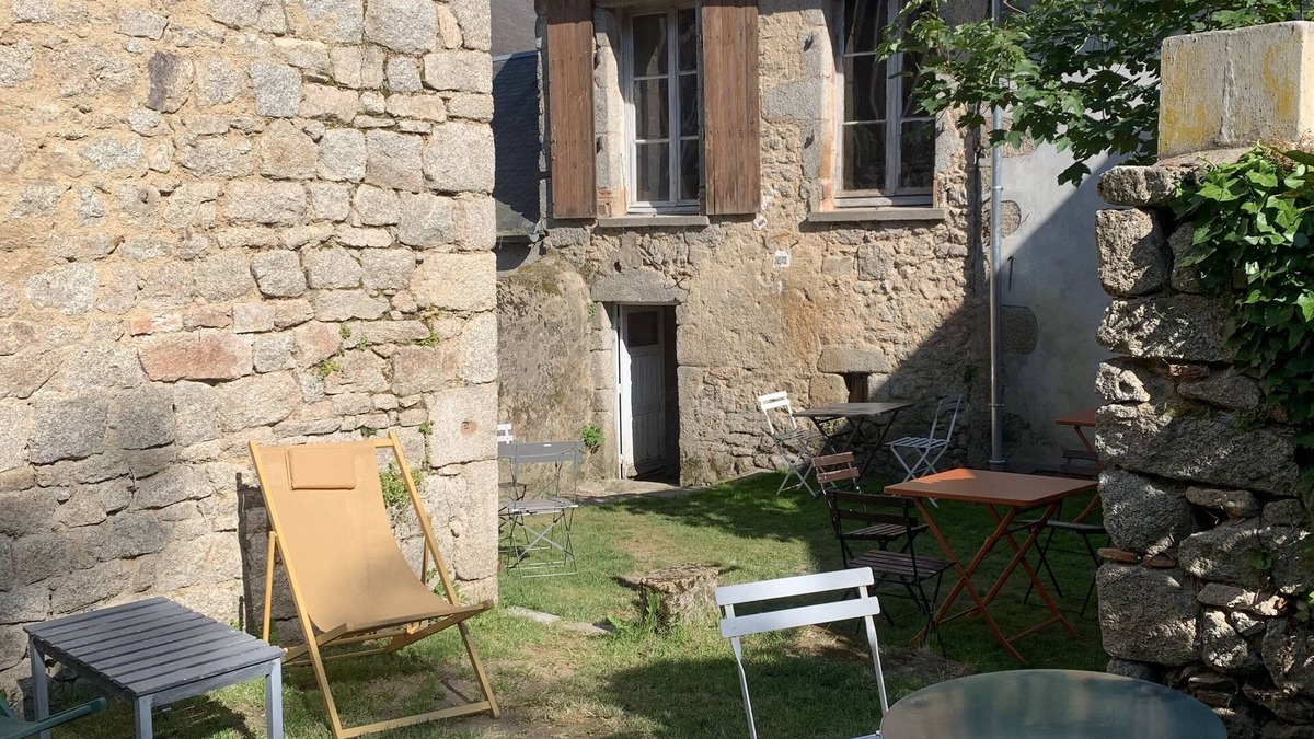 Lormes Bed & Breakfast | Cosy Room au Cœur du Village