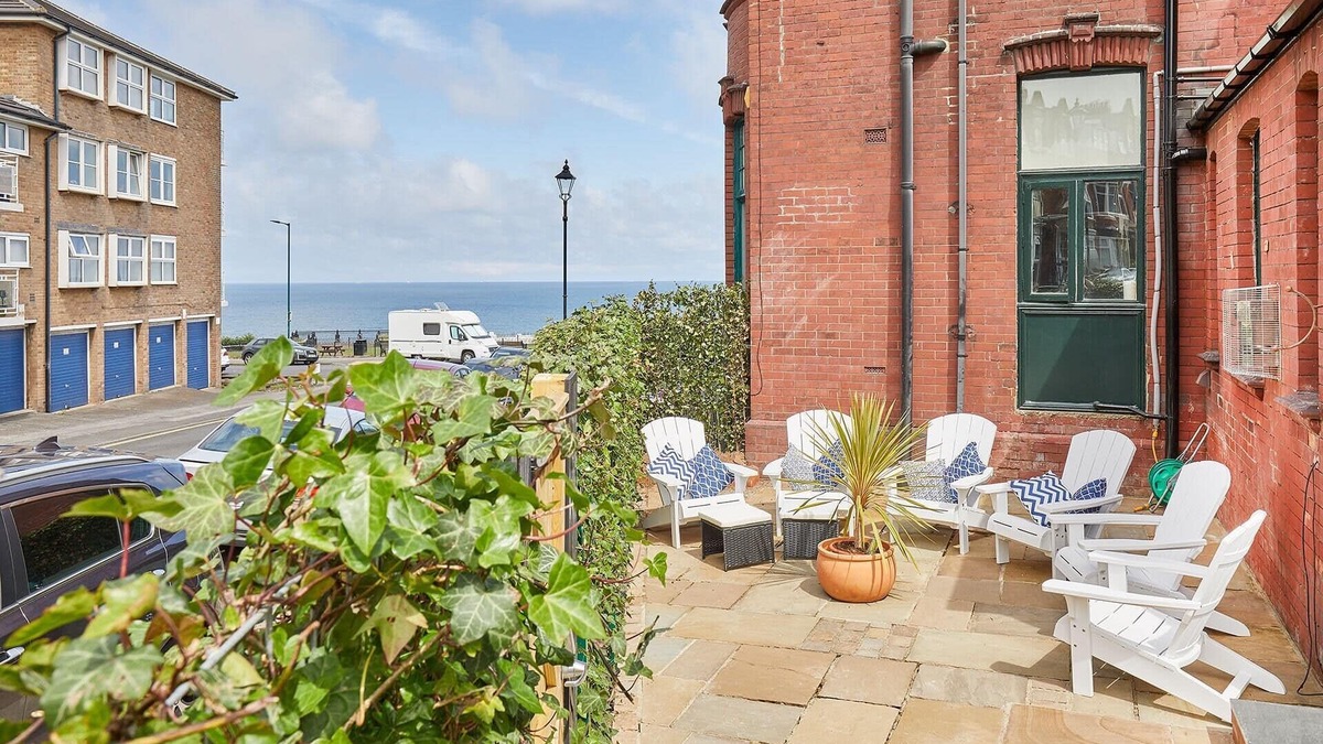 Saltburn-by-the-Sea Cottage | Cosy seaside cottage ideal for beach, pub & town. Private sun terrace with fire pit. Dogs welcome.