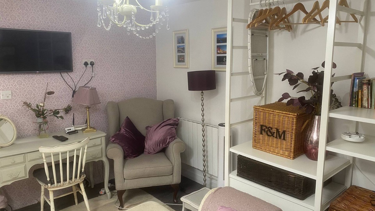 Fishponds Apartment | Cosy self-contained studio flat in Bristol