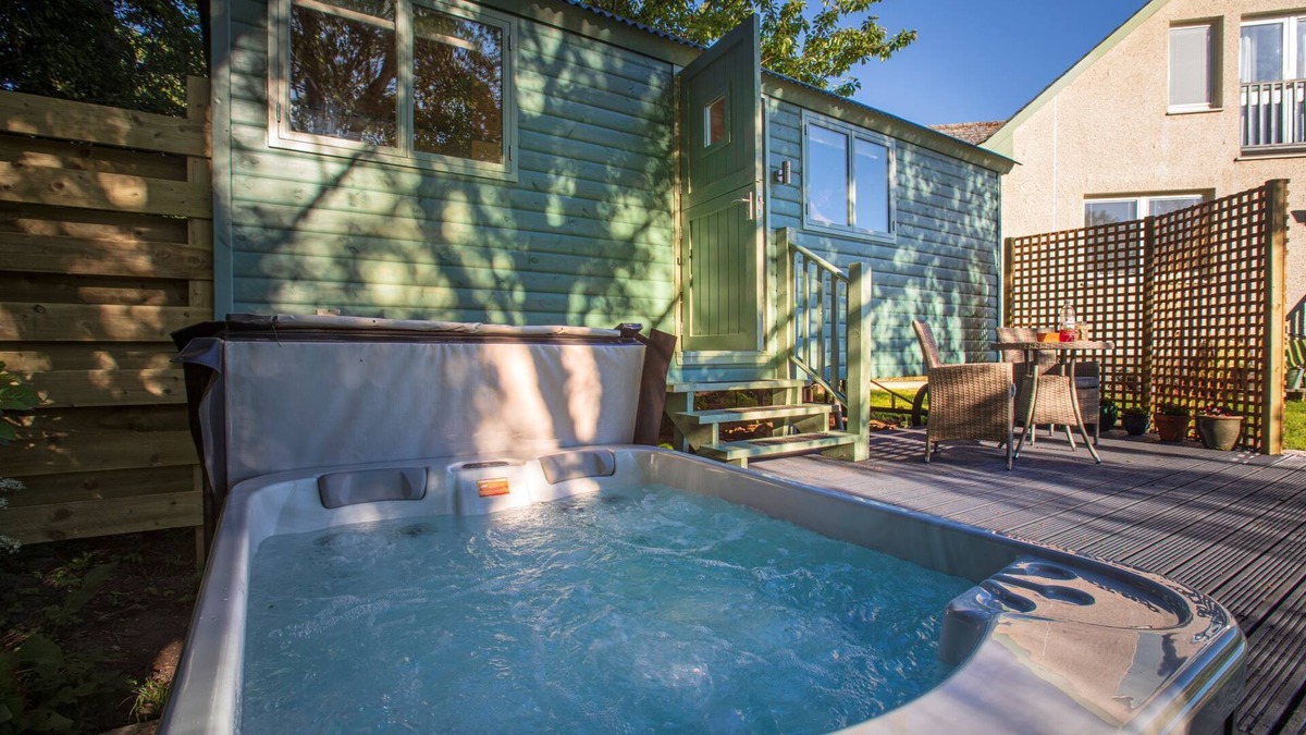 Alness Cabin | Cosy Shepherds Hut in the Scottish Highlands with hot tub (pet friendly)