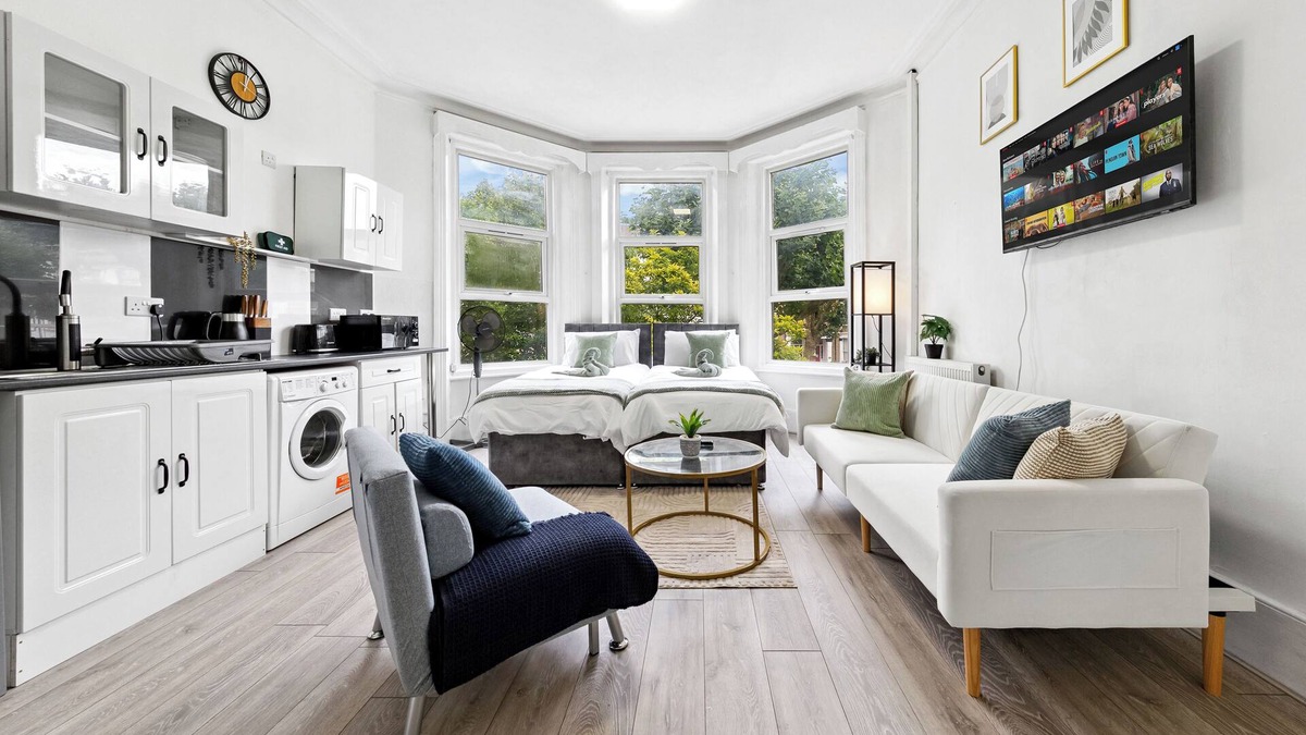 Fortune Green Apartment | Cosy & Spacious Flat, Moments To City Centre - Sleeps 4 - Train Station