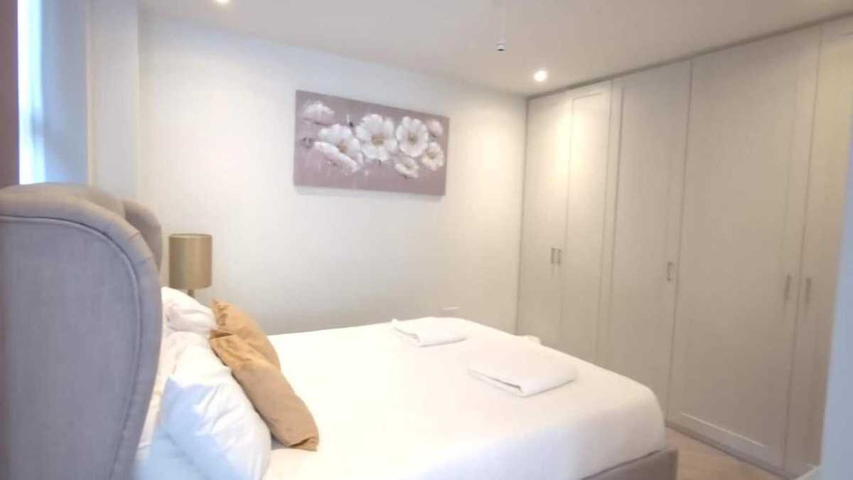 West Barnes Apartment | Cosy, Spacious & Stylish Family Haven: Garden-Parking 3 bedrooms apartment.
