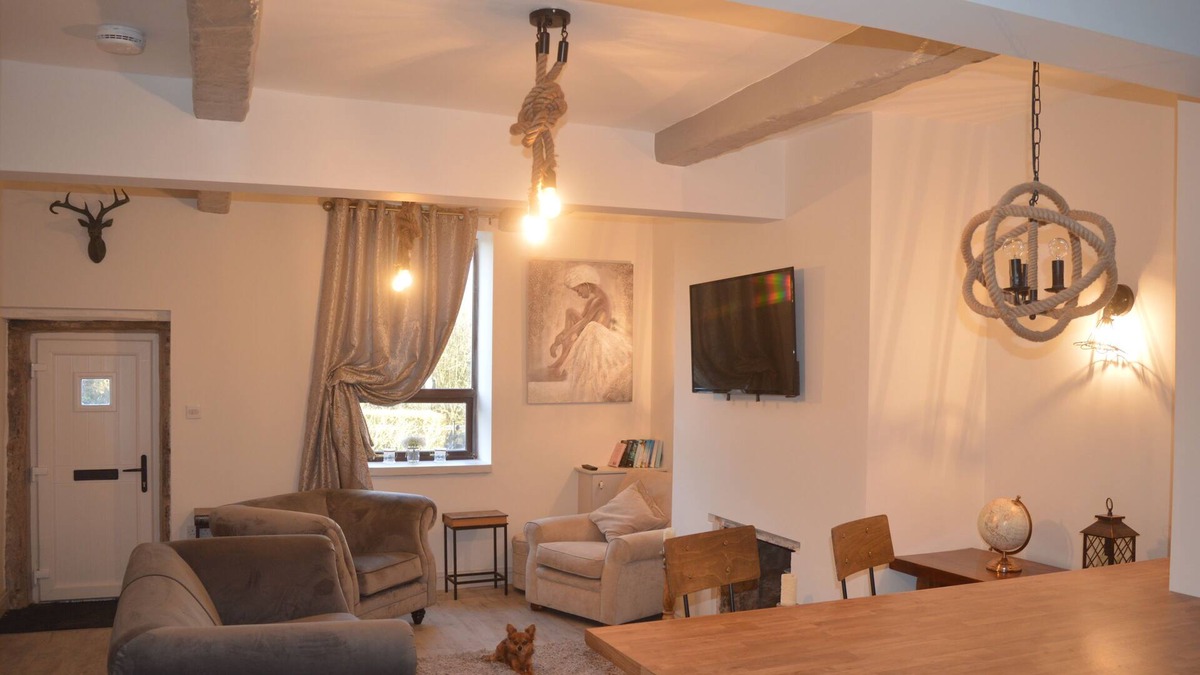 Accrington House | Cosy storey foxhill cottage