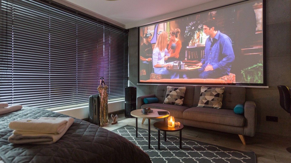 Wesola Apartment | Cosy Studio Apt with AirCon and Balcony. Projector with huge screen.City Center