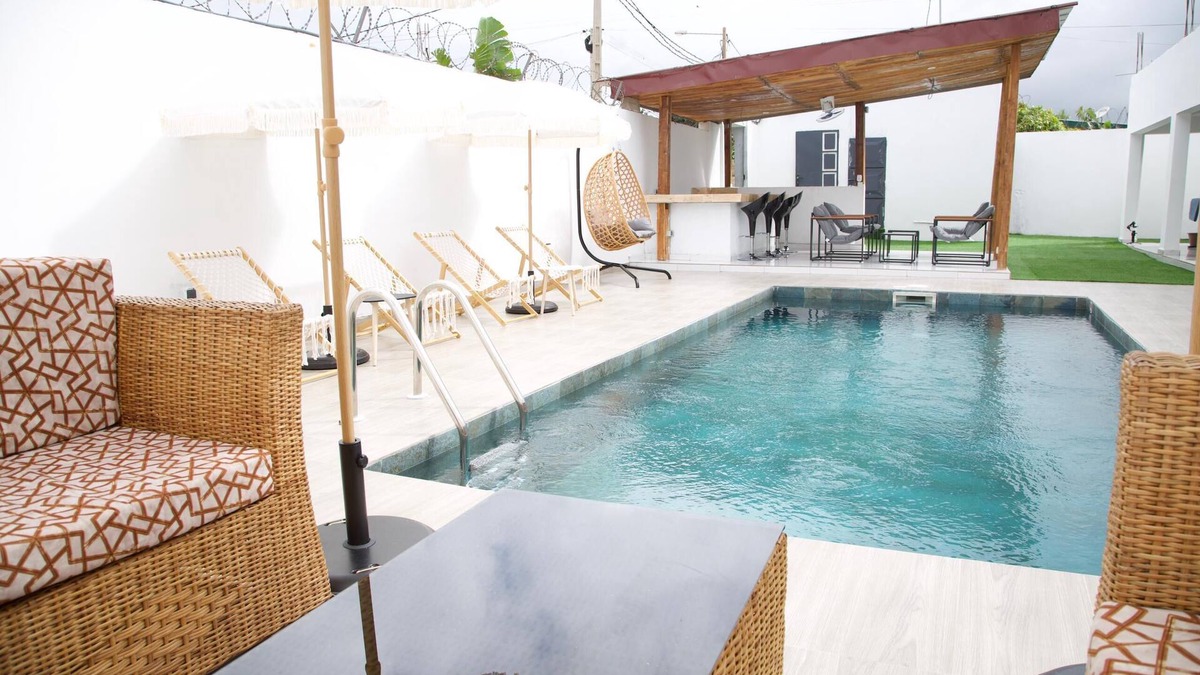 Yamoussoukro Apartment | Cosy studio in a mini-complex with swimming pool close to amenities.