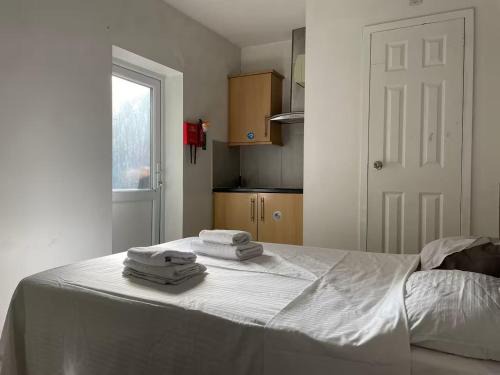 Bruce Grove House | Cosy Studio room with your own Garden in a House