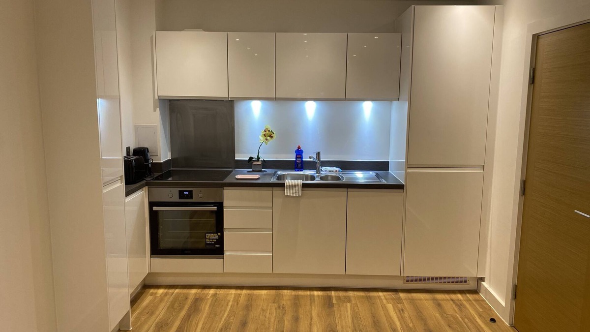 Loxford Apartment | Cosy Stunning two Bed Apartment With Balcony