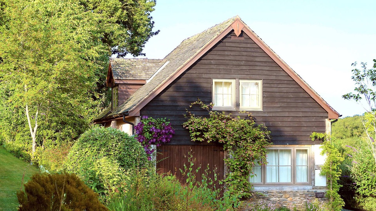 Kingswood Cottage | Cosy, traditional-style cottage - for two bedrooms see our other listing