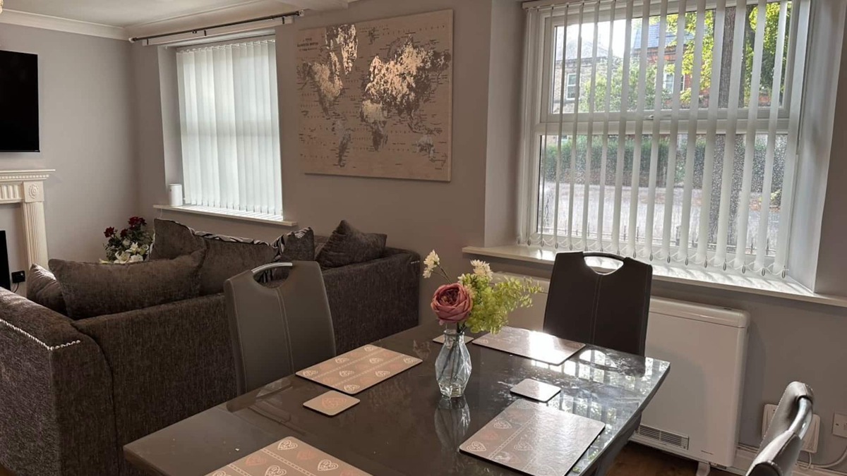Hull Apartment | Cosy Two- Bedroom Apartment Perfect for family getaways and work stays!