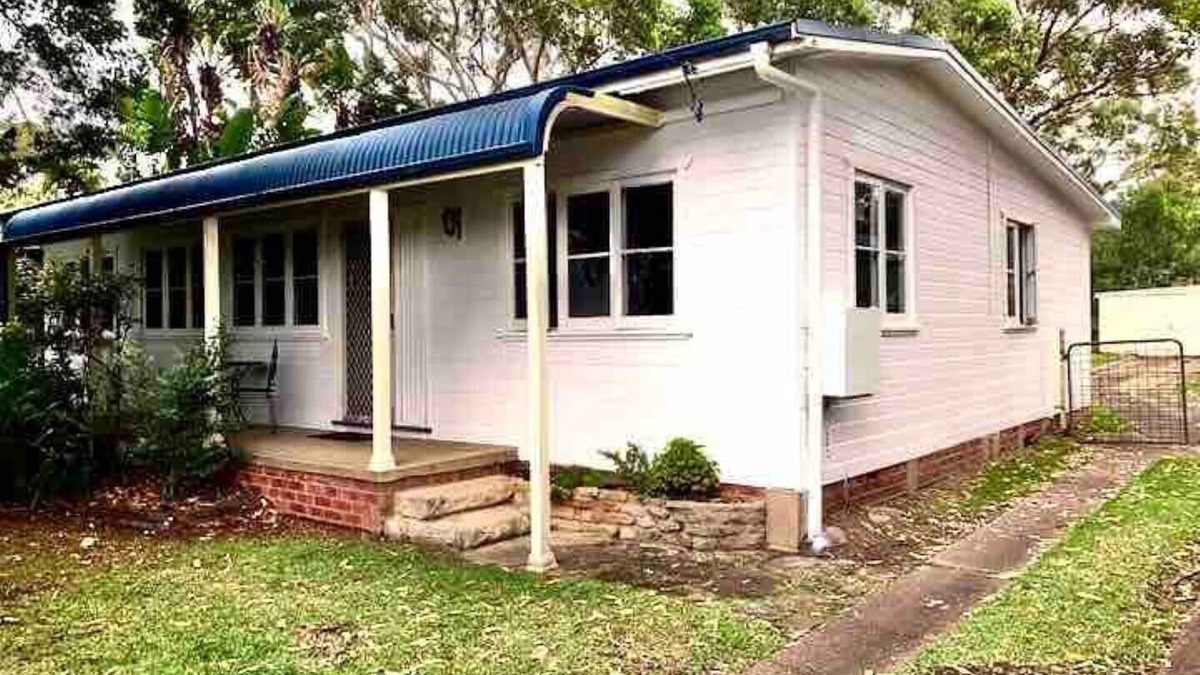 Mondayong House | Cosy two bedroom bungalow close to lake and ocean