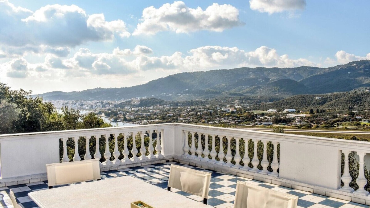 Skiathos House | Cosy villa with a wonderful view of Skiathos town