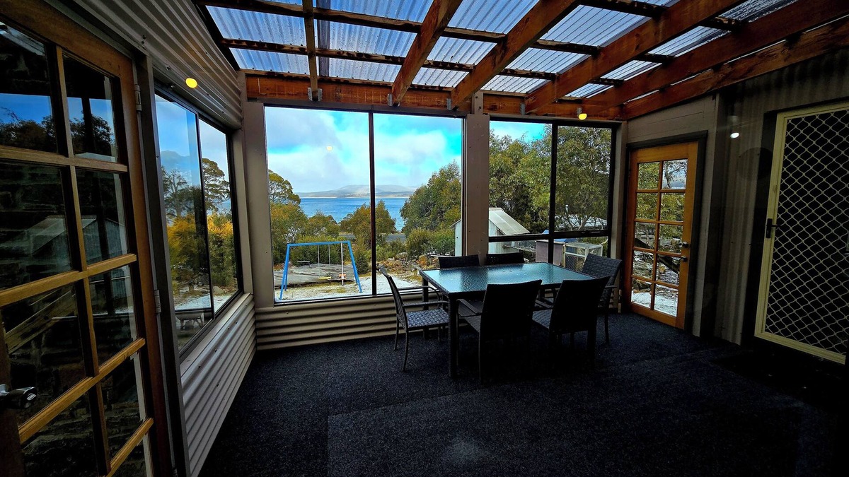 Doctors Point Cabin | Cosy water view cabin in amongst the pristene wilderness of Central Highlands