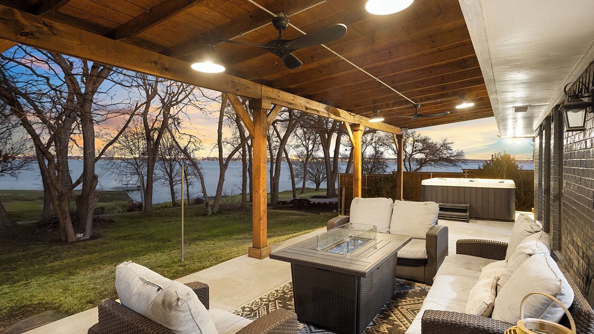 Rowlett House | Cosy Waterfront Home