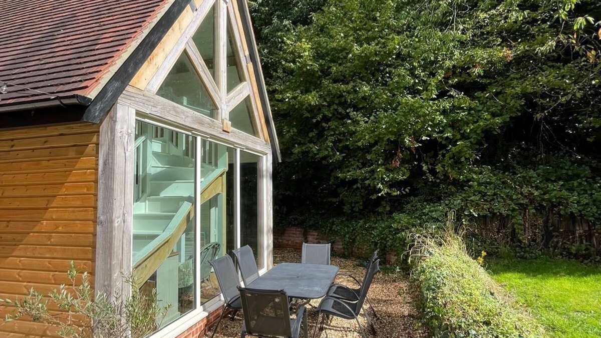 Leckhampton Cottage | Cosy Woodland Retreat | 10 mins from Cheltenham Promenade | Dog Friendly