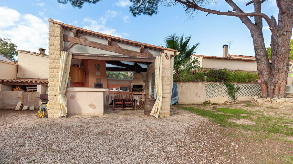 Martigues Apartment | Côte Bleue holiday flat in La Couronne with shared garden, close to the beach
