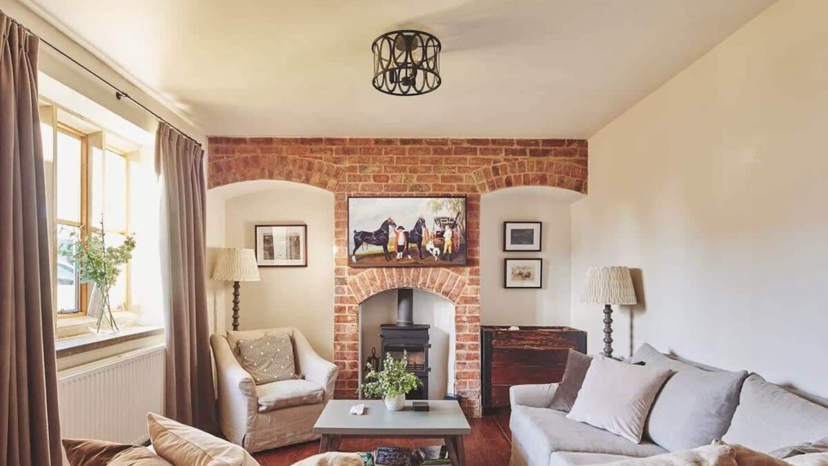 Cheltenham House | Cotswold Cottage | Period Charm | EV & Gym