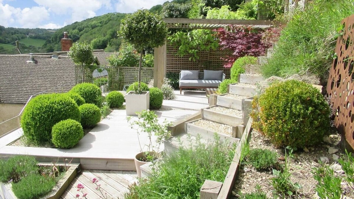 Nailsworth House | Cotswold Hillside Retreat with Stunning Views