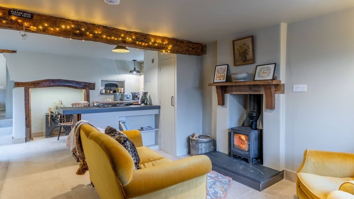 Stroud Cottage | Cotswold Way Cottage, Rodborough - sleeps 4 guests in 2 bedrooms