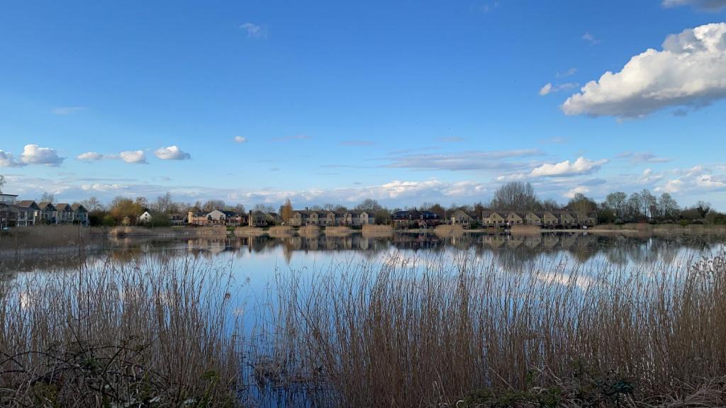 Cirencester House | Cotswolds Lakehouse, with hot tub & spa access, Lower Mill Estate