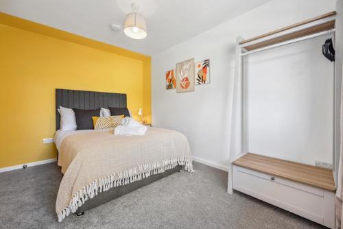Stratton House | Cotswolds Vista, 3 bed, 2 bathrooms, complimentary parking