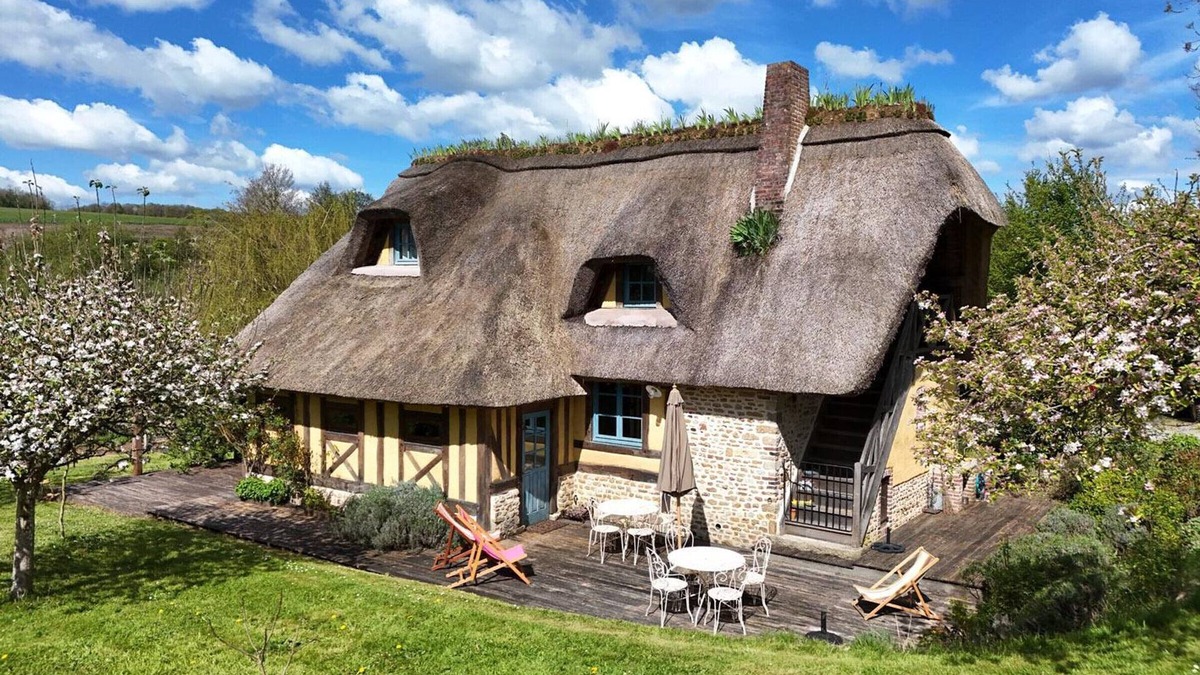 Saint-Evroult-de-Montfort Cottage | Cottage in Pays d'Auge with garden, pets allowed