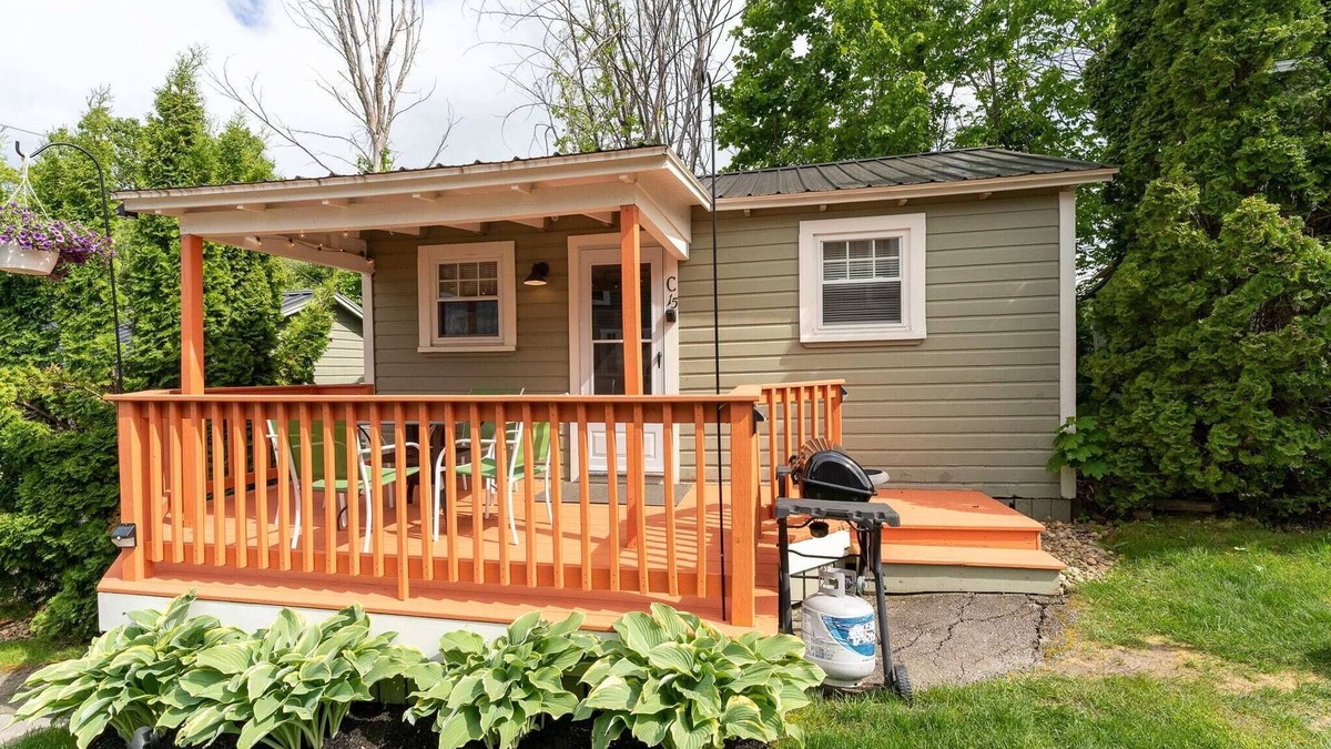Weirs Beach Cabin | Cottage 15 Summary: A