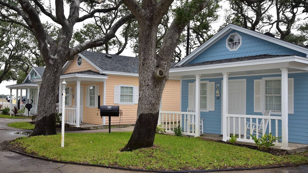 Fulton House | Cottage 16 at D&R Pelican Bay Resort
