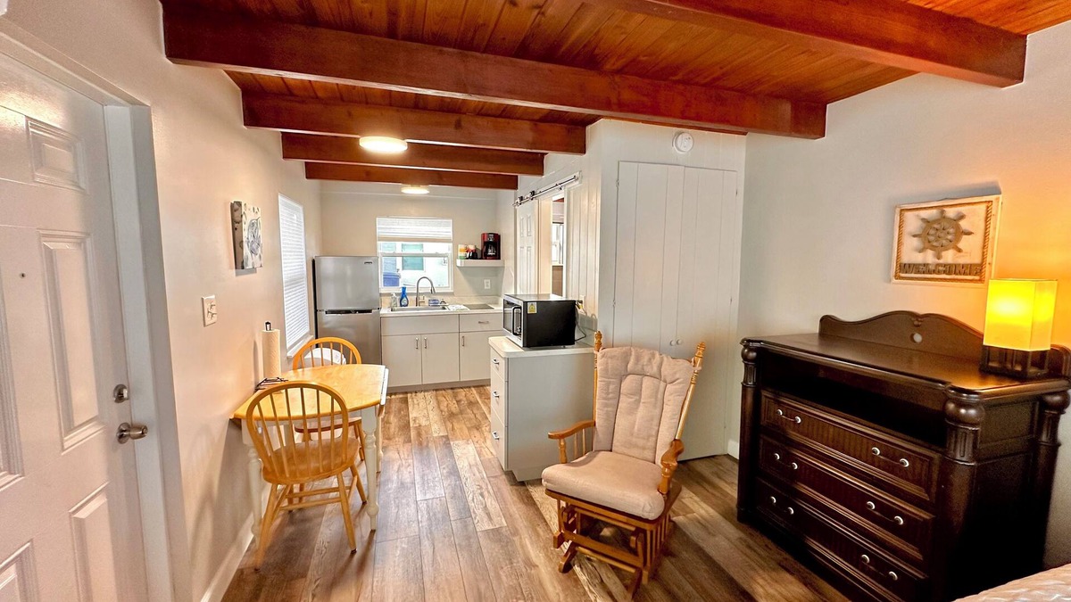 Tavares Cottage | Cottage 34: Coconut Cottage - Waterfront Lodging in Downtown Tavares, FL