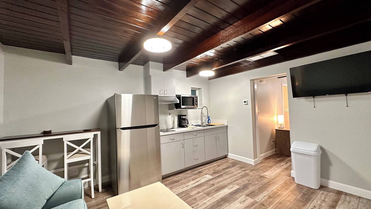 Tavares Cottage | Cottage 35: Blue Heron Hideaway - Waterfront Lodging in Downtown Tavares, FL