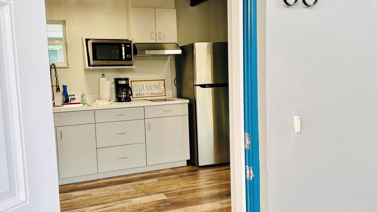 Tavares Cottage | Cottage 36: Sunshine Suite - Waterfront Lodging in Downtown Tavares, FL