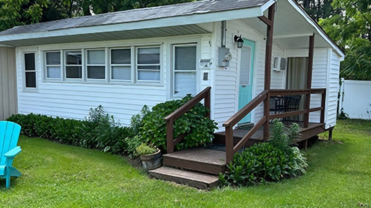 St. Michaels Cottage | Cottage #4 Chesapeake Blue down the drive way.
