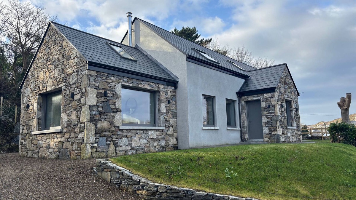 Clifden Cottage | Cottage 482 - Clifden - sleeps 6 guests in 3 bedrooms
