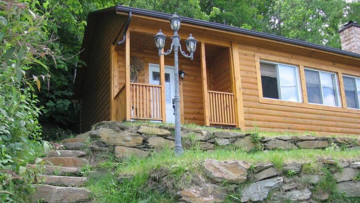 Eastman Cottage | Cottage A, Snowshoes side